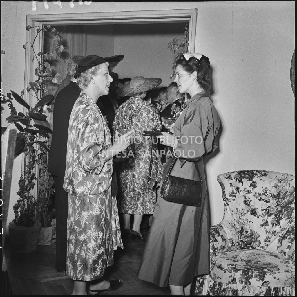 Alcuni invitati al matrimonio del dott. Trugenberger ripresi all'interno di un'abitazione<br>215794