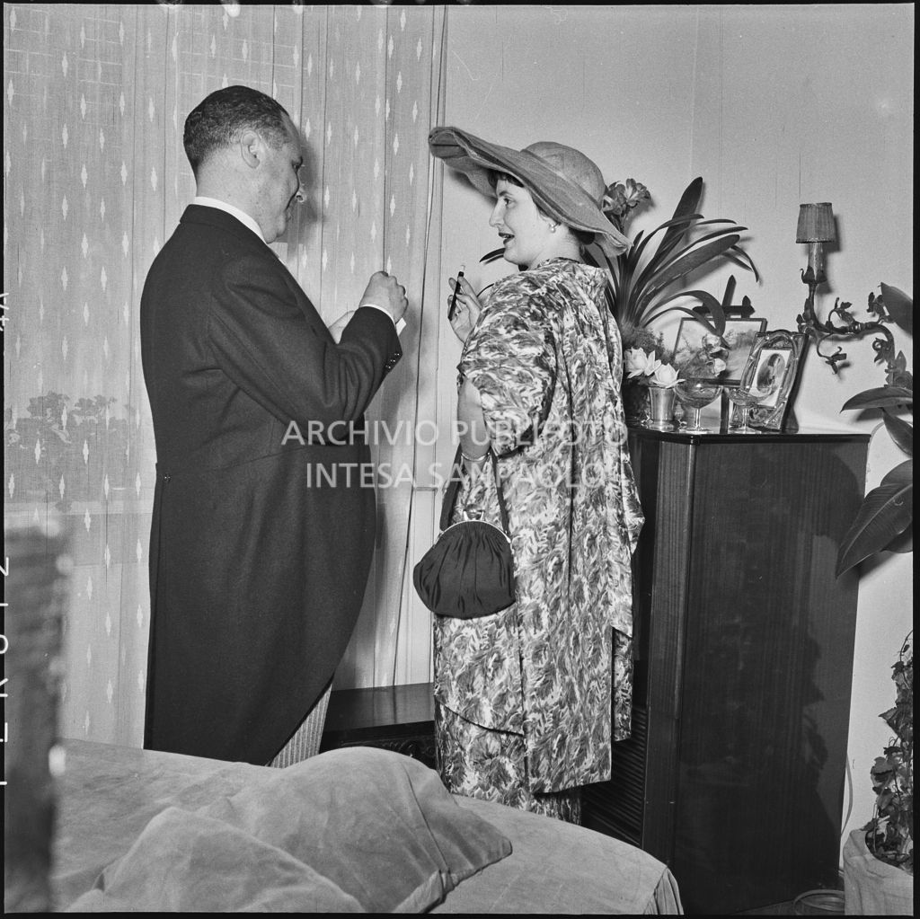 Due invitati al matrimonio del dott. Trugenberger ripresi all'interno di un'abitazione<br>215795