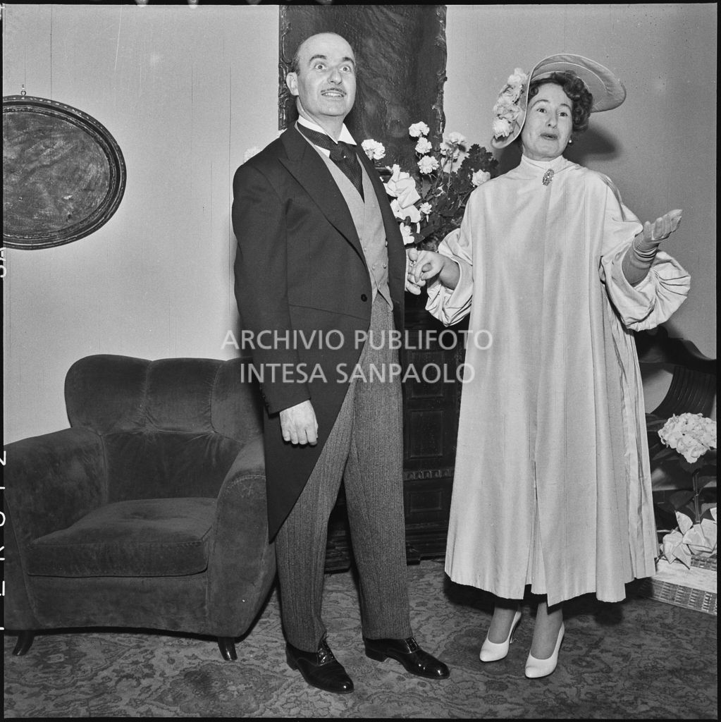 Il padre della sposa del dott. Trugenberger in compagnia di una donna ripresi all'interno di un'abitazione<br>215796