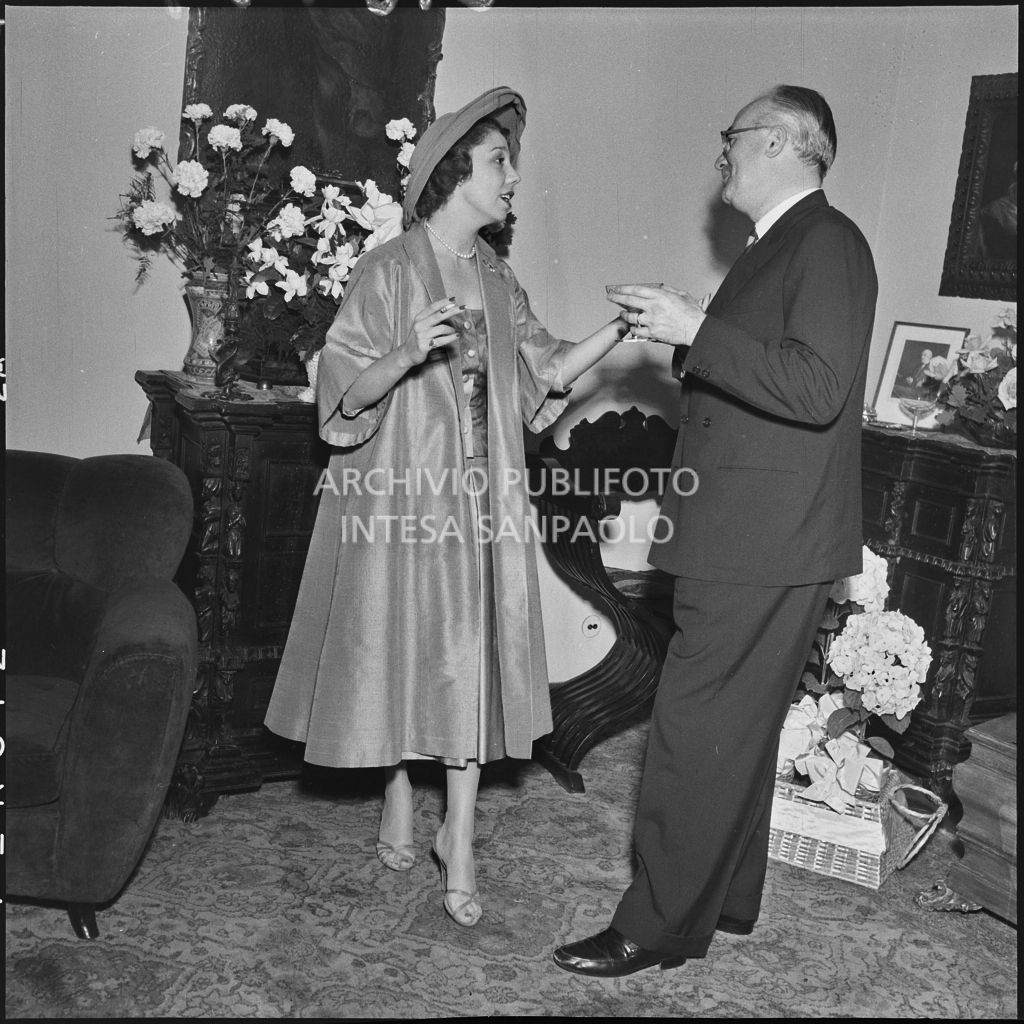 Due invitati al matrimonio del dott. Trugenberger ripresi all'interno di un'abitazione<br>215797