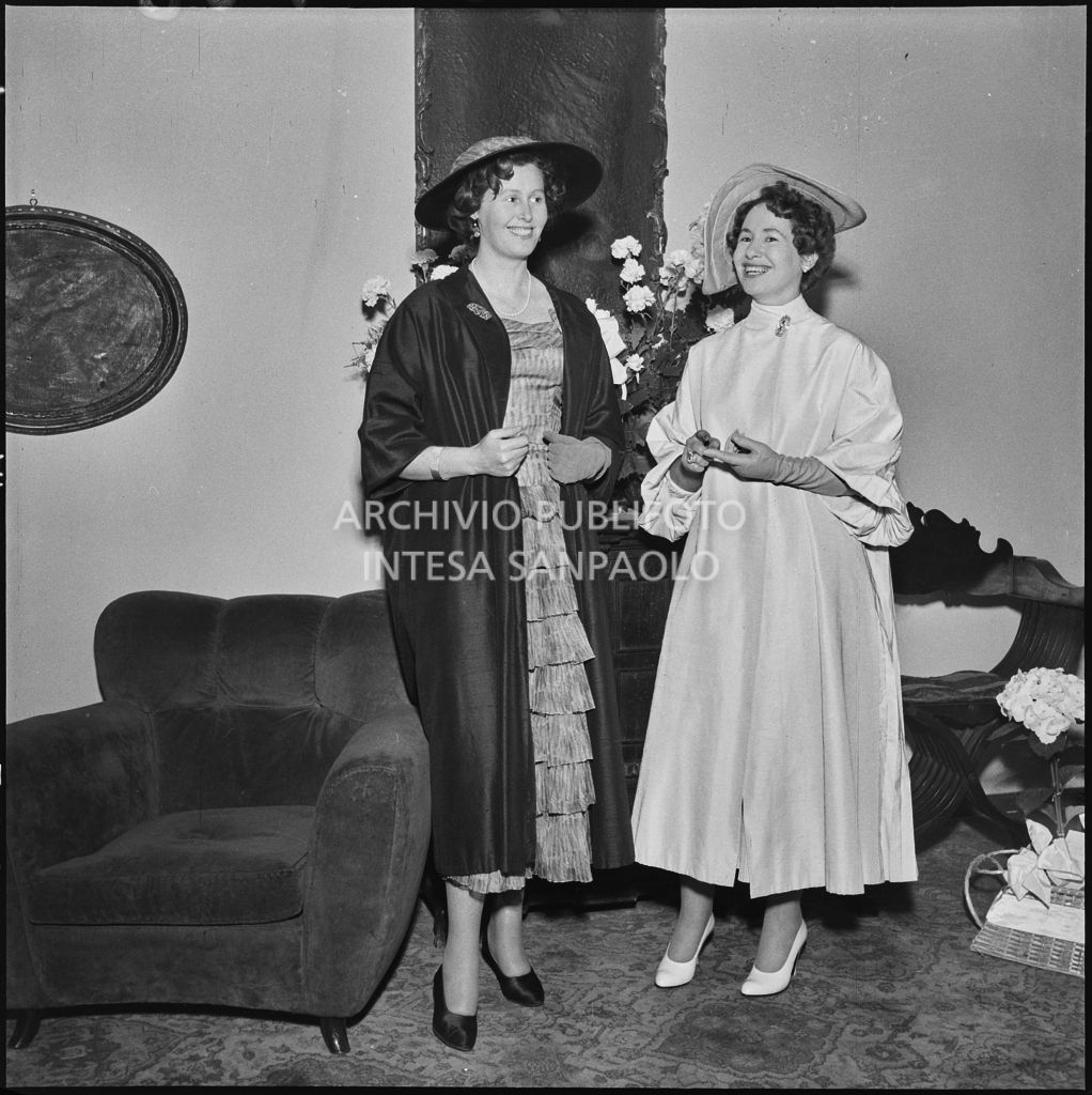 Due invitate al matrimonio del dott. Trugenberger riprese all'interno di un'abitazione<br>215798