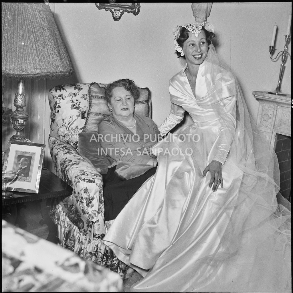 La sposa del dott. Trugenberger in compagnia di una signora all'interno di un'abitazione<br>215799