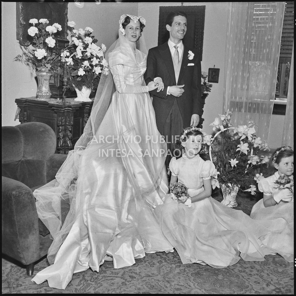 Il dott. Trugenberger con la sua sposa e le giovani damigelle ripresi all'interno di un'abitazione<br>215800