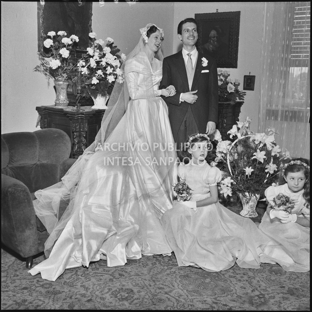 Il dott. Trugenberger con la sua sposa e le giovani damigelle ripresi all'interno di un'abitazione<br>215801