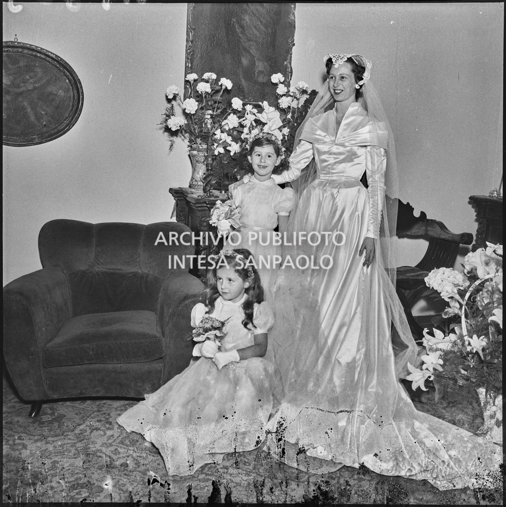 La sposa del dott. Trugenberger e le piccole damigelle riprese all'interno di un'abitazione<br>215803