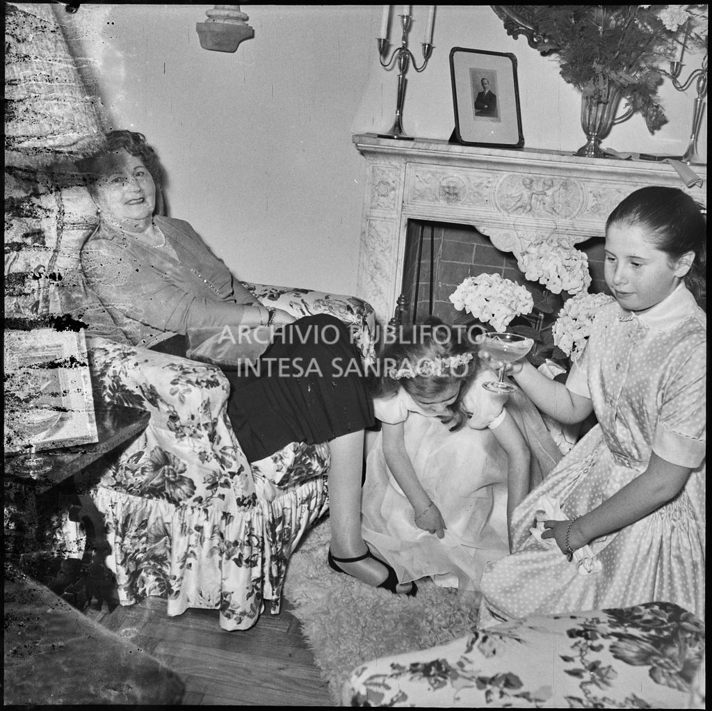 Alcune invitate al matrimonio del dott. Trugenberger riprese all'interno di un'abitazione<br>215804