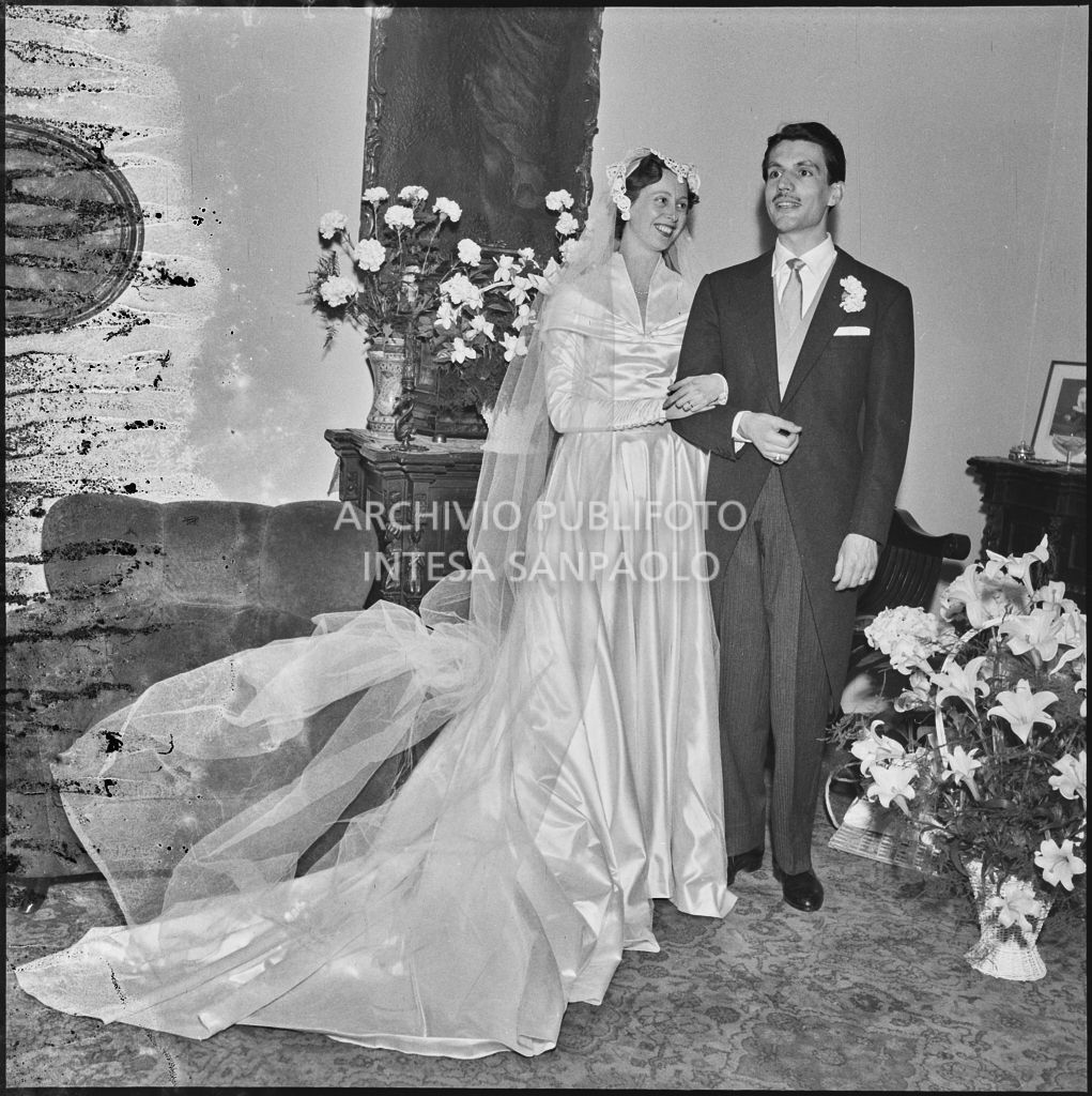 Il dott. Trugenberger e la sua sposa ripresi all'interno di un'abitazione<br>215805