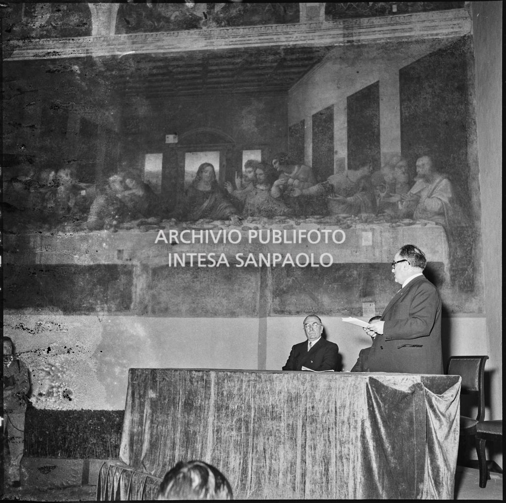 Inaugurazione del Cenacolo di Leonardo da Vinci al termine del restauro. Seduto al tavolo in sindaco di Milano Virgilio Ferrari<br>215810