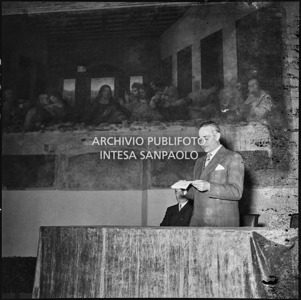 Il ministro della Pubblica istruzione Gaetano Martino pronuncia un discorso in occasione dell'inaugurazione del Cenacolo di Leonardo da Vinci al termine del restauro. Seduto al tavolo in sindaco di Milano Virgilio Ferrari<br>215811