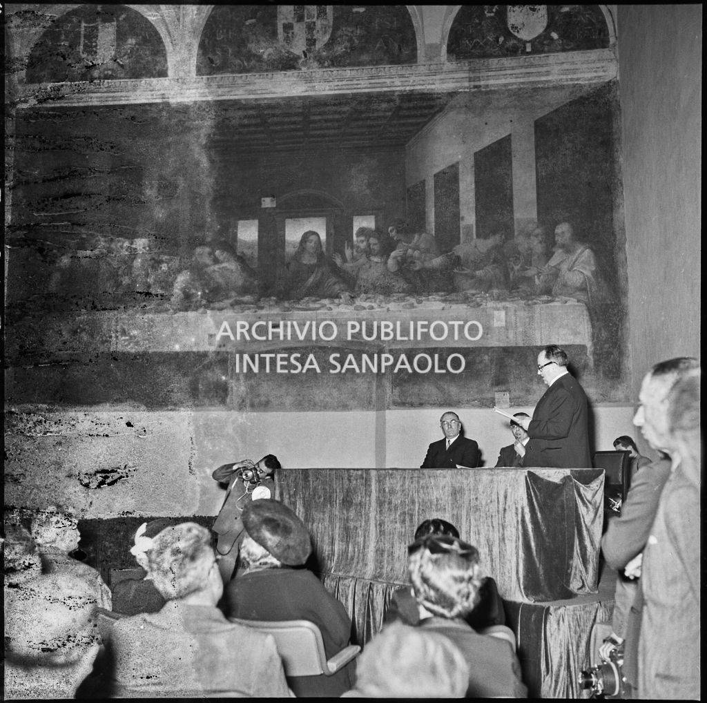 Inaugurazione del Cenacolo di Leonardo da Vinci al termine del restauro. Seduto al tavolo in sindaco di Milano Virgilio Ferrari (primo da sinistra)<br>215812