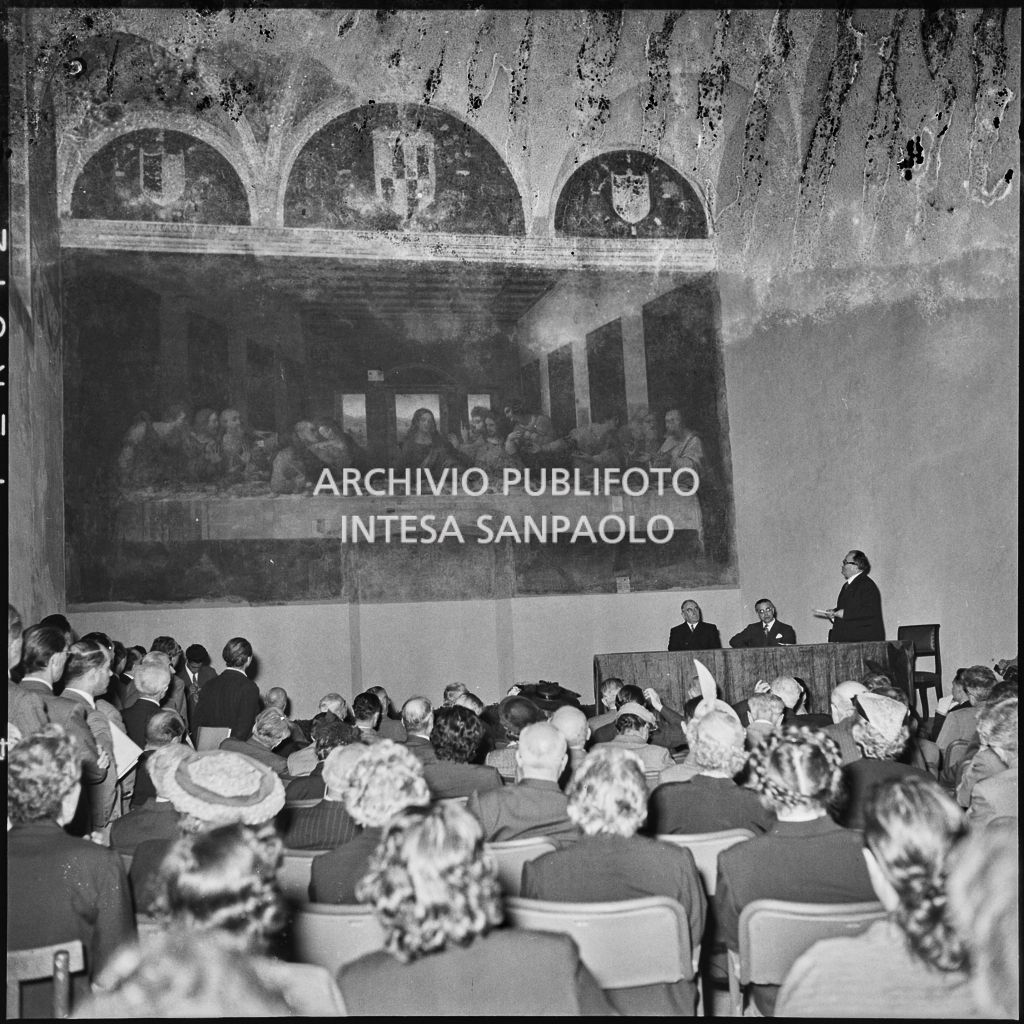 Inaugurazione del Cenacolo di Leonardo da Vinci al termine del restauro. Seduto al tavolo in sindaco di Milano Virgilio Ferrari (primo da sinistra)<br>215814