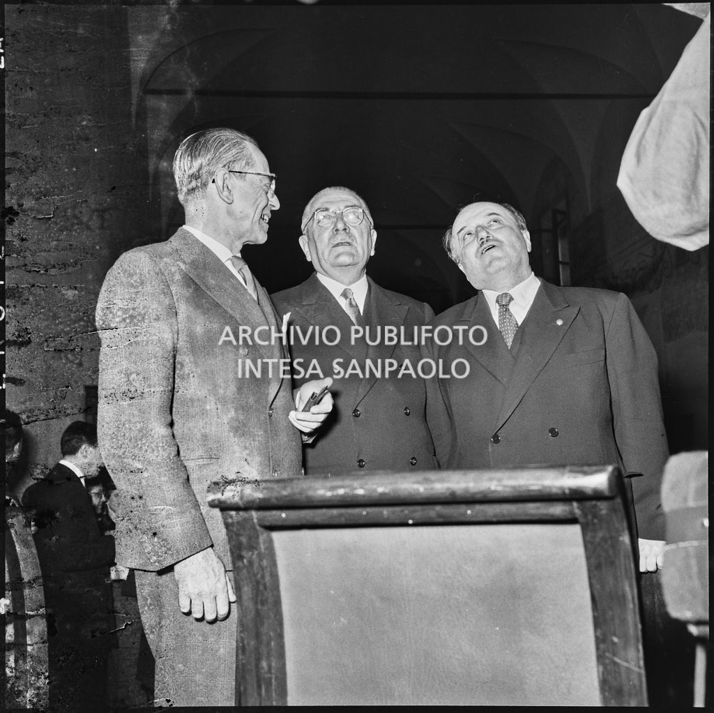 Il sindaco di Milano Virgilio Ferrari (secondo da sinistra) con altri uomini in occasione dell'inaugurazione del Cenacolo di Leonardo da Vinci al termine del restauro<br>215816