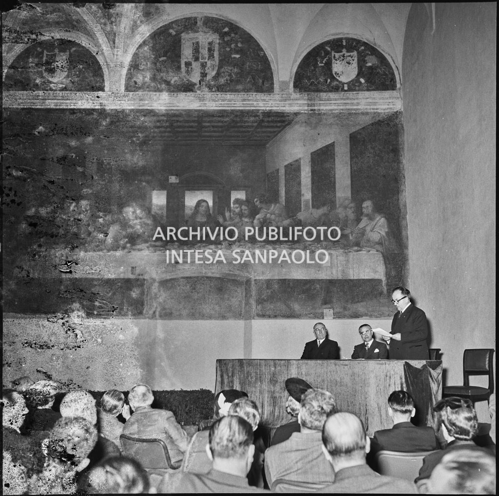 Inaugurazione del Cenacolo di Leonardo da Vinci al termine del restauro. Seduto al tavolo in sindaco di Milano Virgilio Ferrari (primo da sinistra)<br>215818