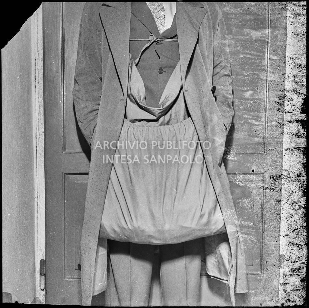 Un uomo mostra come le taccheggiatrici dei grandi magazzini di Milano nascondevano la refurtiva<br>215832