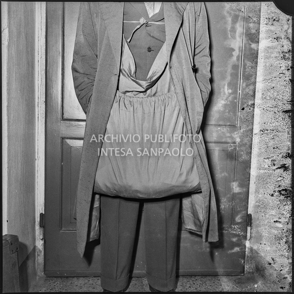 Borsa utilizzata dalle quattro donne che taccheggiavano nei grandi magazzini di Milano<br>215836