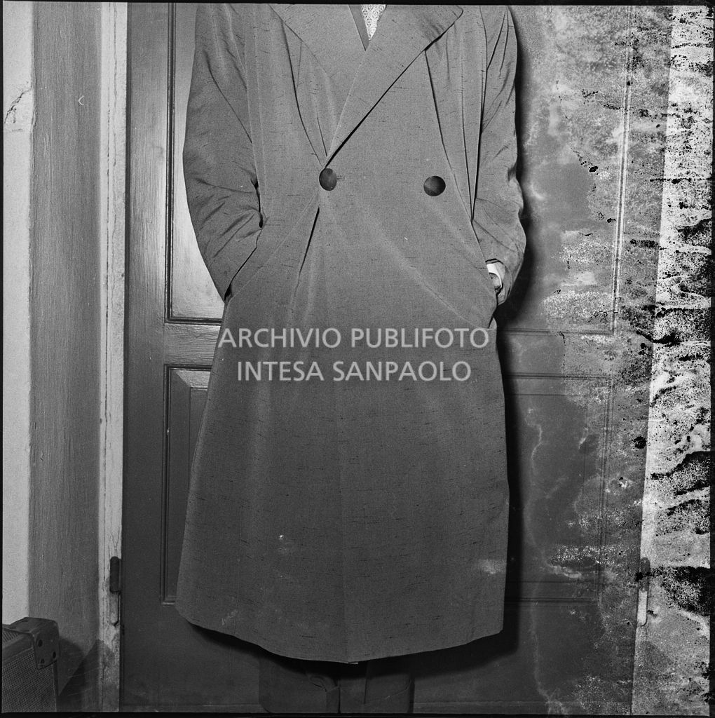 Un uomo mostra come le taccheggiatrici dei grandi magazzini di Milano nascondevano la refurtiva<br>215837