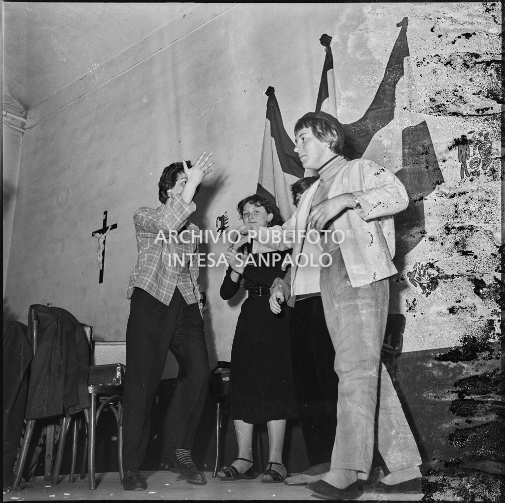 Un momento della commedia in esperanto messa in scena nella palestra della scuola di via Melzi d'Eril a Milano<br>215838