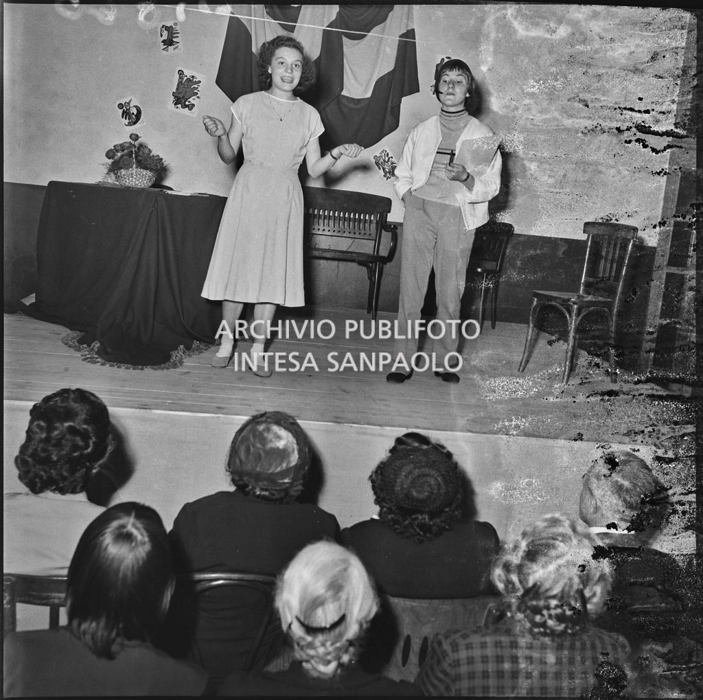 Un momento della commedia in esperanto messa in scena nella palestra della scuola di via Melzi d'Eril a Milano<br>215839