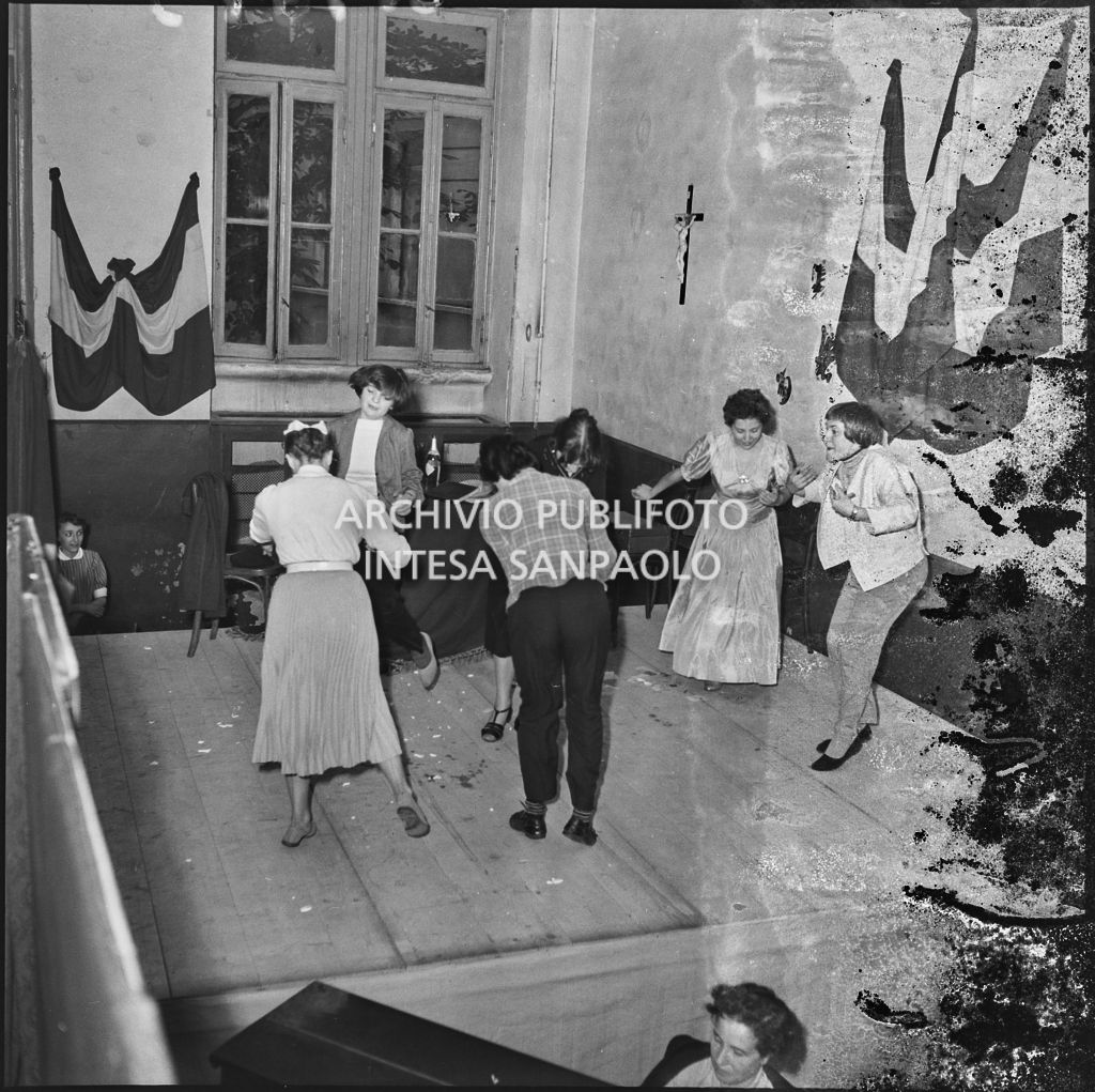 Un momento della commedia in esperanto messa in scena nella palestra della scuola di via Melzi d'Eril a Milano<br>215842