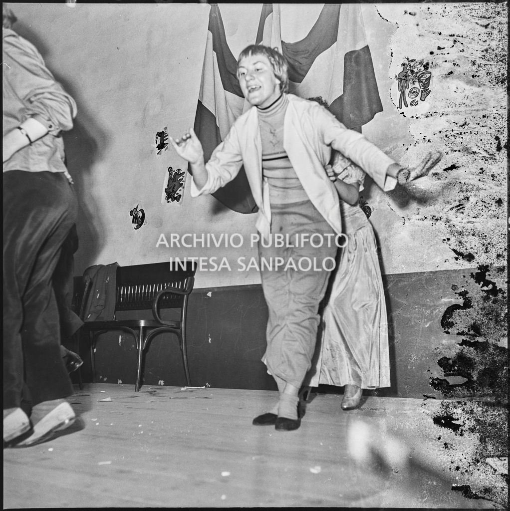 Un momento della commedia in esperanto messa in scena nella palestra della scuola di via Melzi d'Eril a Milano<br>215844