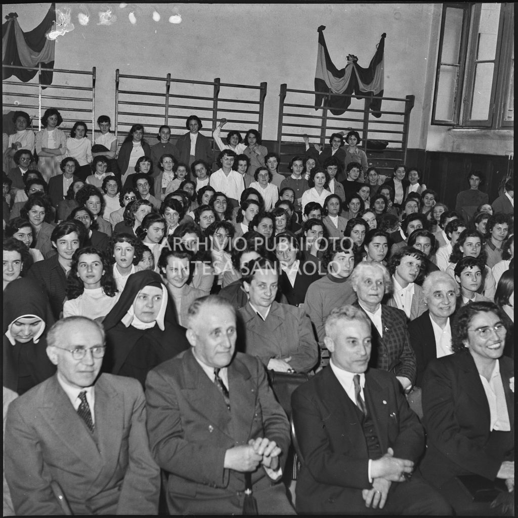 Vista sul pubblico della commedia in esperanto messa in scena nella palestra della scuola di via Melzi d'Eril a Milano<br>215846