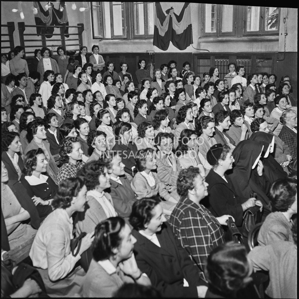 Vista sul pubblico della commedia in esperanto messa in scena nella palestra della scuola di via Melzi d'Eril a Milano<br>215847