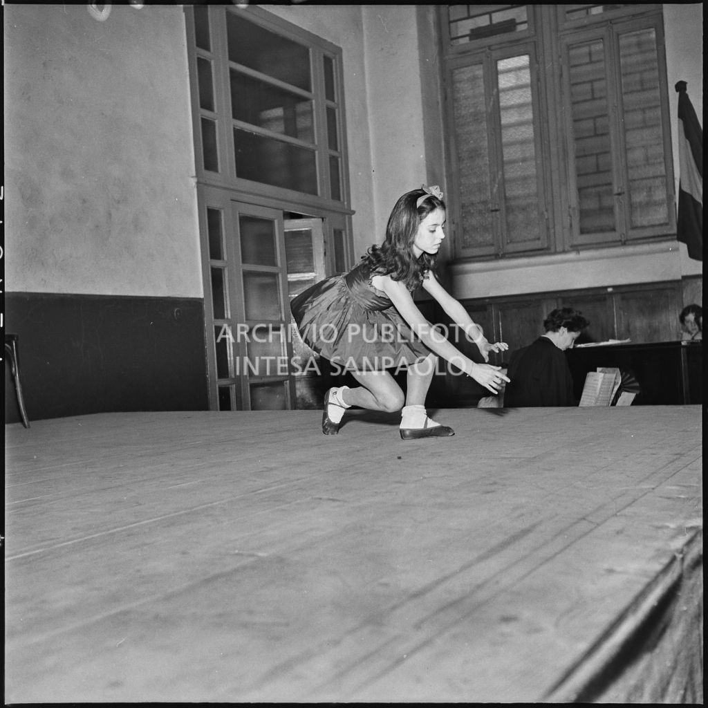 Balletto eseguito da una bambina durante la commedia in esperanto messa in scena nella palestra della scuola di via Melzi d'Eril a Milano<br>215848