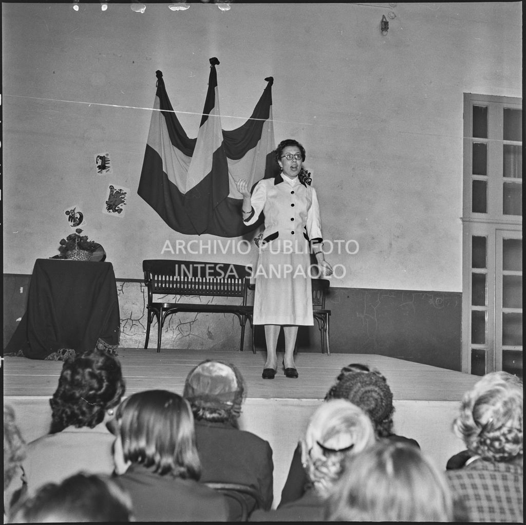 Un momento della commedia in esperanto messa in scena nella palestra della scuola di via Melzi d'Eril a Milano<br>215849