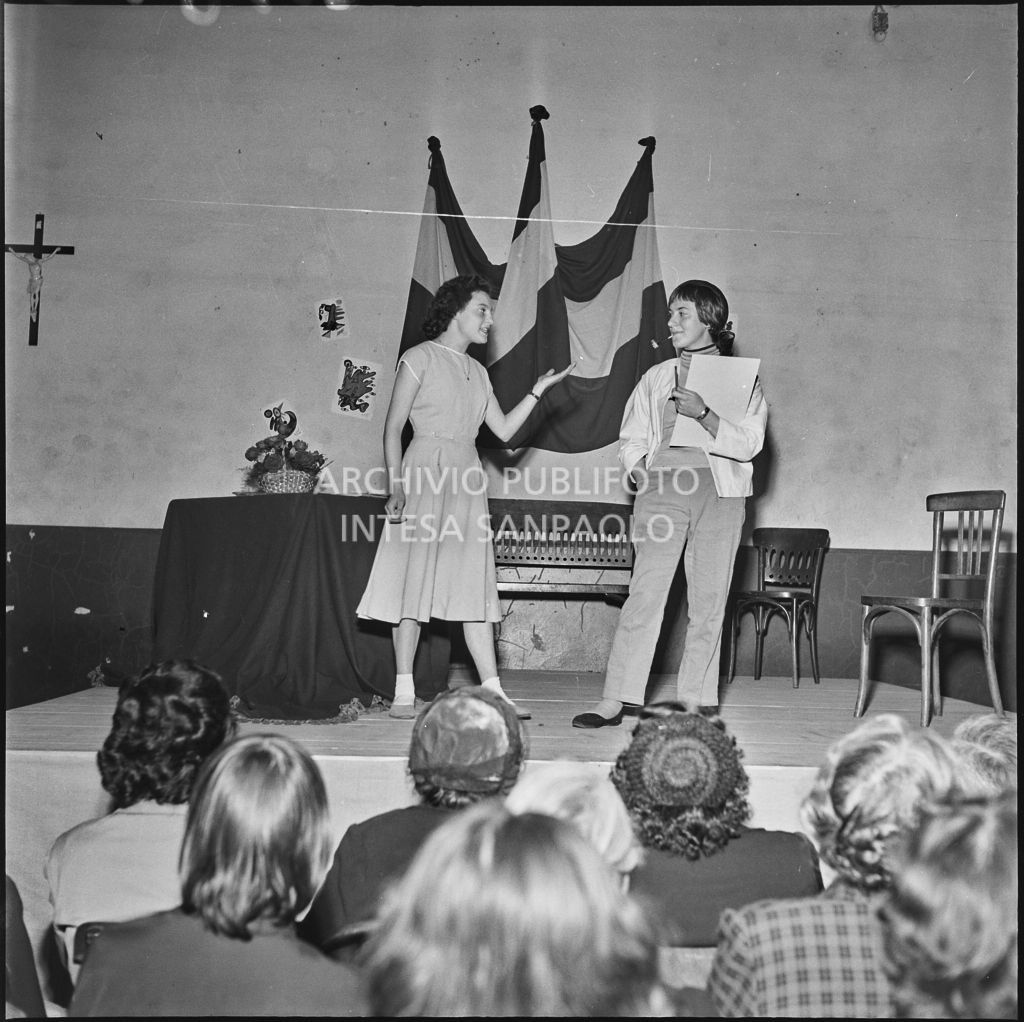 Un momento della commedia in esperanto messa in scena nella palestra della scuola di via Melzi d'Eril a Milano<br>215850