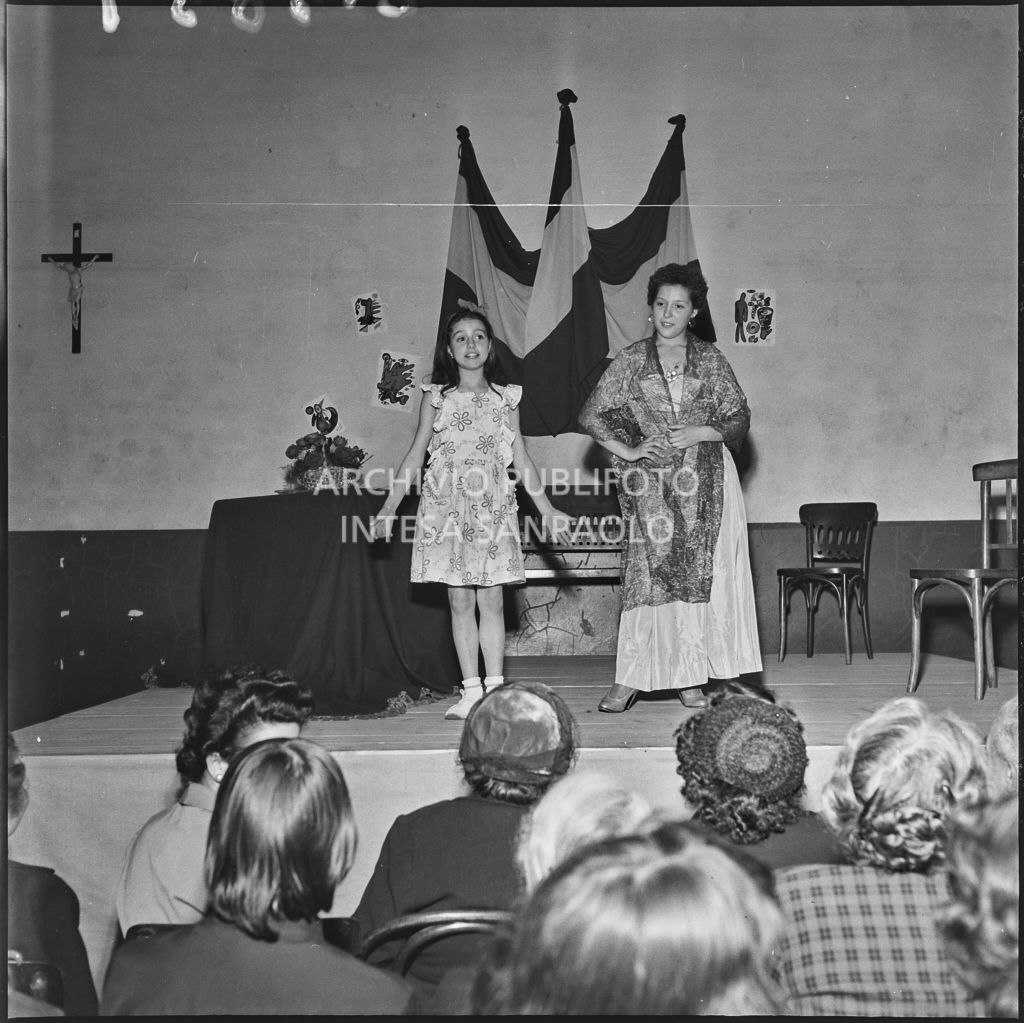 Un momento della commedia in esperanto messa in scena nella palestra della scuola di via Melzi d'Eril a Milano<br>215851