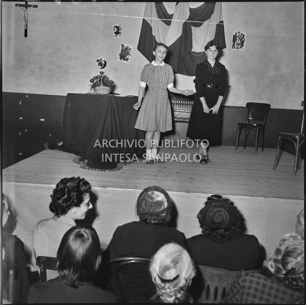 Un momento della commedia in esperanto messa in scena nella palestra della scuola di via Melzi d'Eril a Milano<br>215852