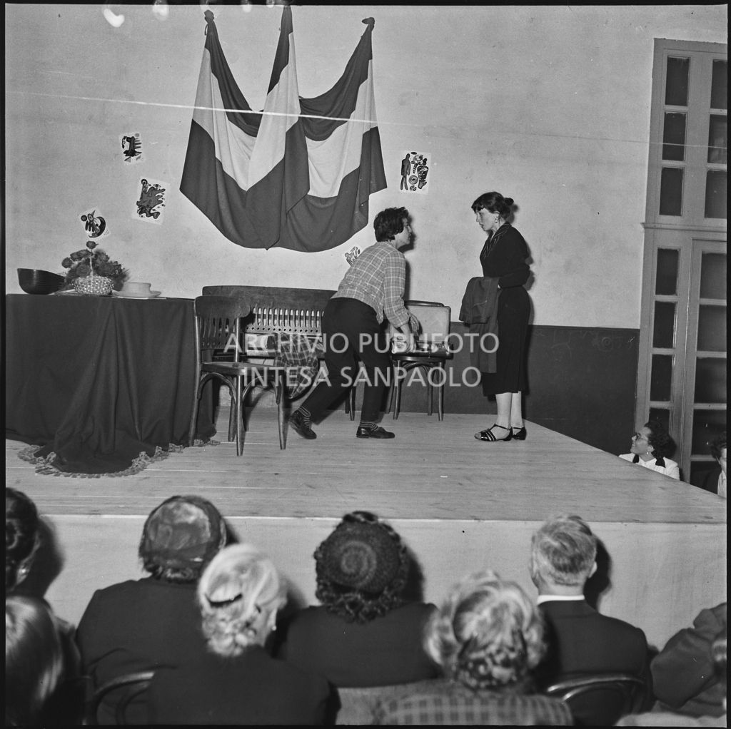 Un momento della commedia in esperanto messa in scena nella palestra della scuola di via Melzi d'Eril a Milano<br>215853