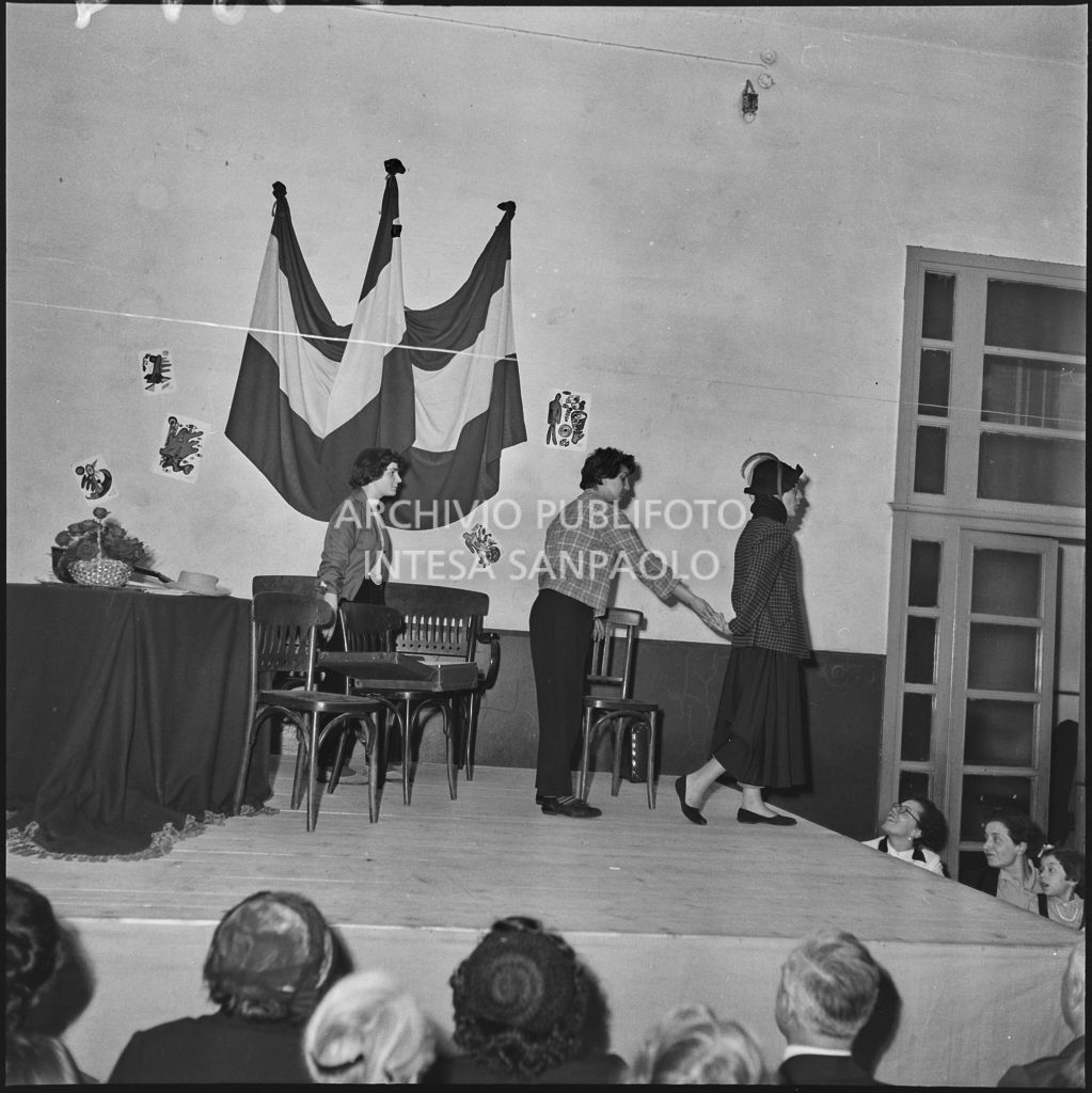 Un momento della commedia in esperanto messa in scena nella palestra della scuola di via Melzi d'Eril a Milano<br>215854
