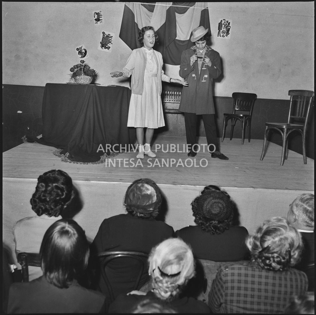 Un momento della commedia in esperanto messa in scena nella palestra della scuola di via Melzi d'Eril a Milano<br>215855