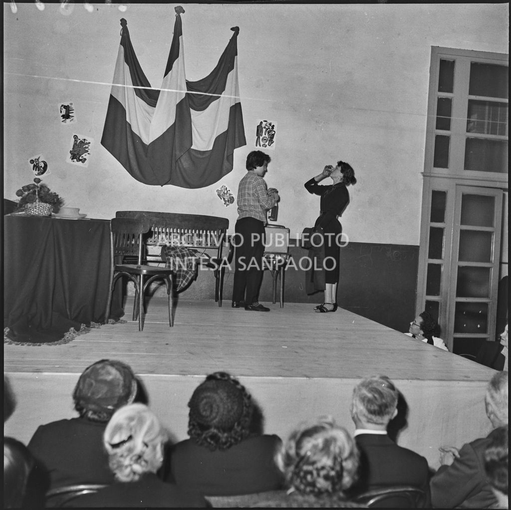 Un momento della commedia in esperanto messa in scena nella palestra della scuola di via Melzi d'Eril a Milano<br>215857