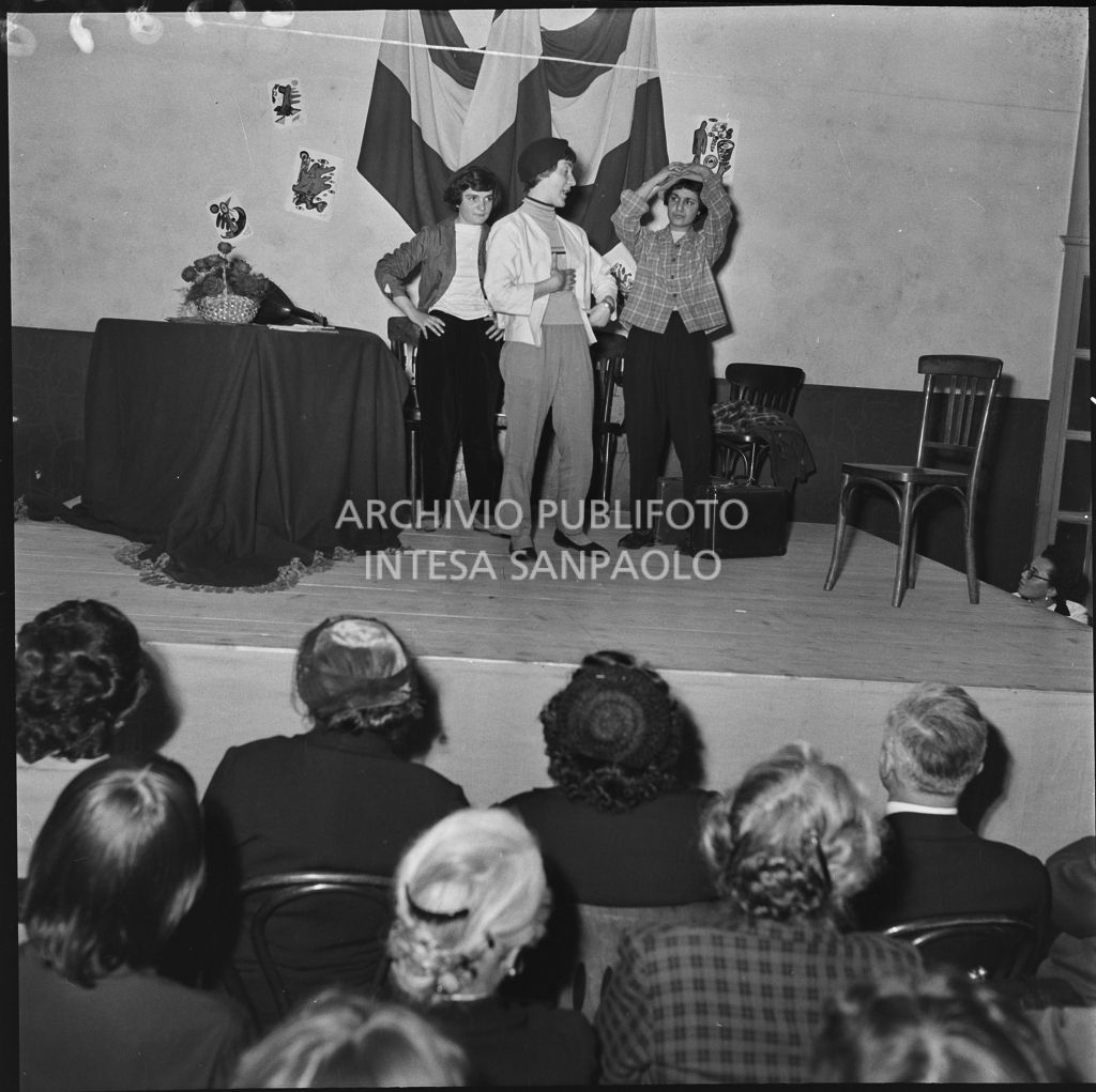 Un momento della commedia in esperanto messa in scena nella palestra della scuola di via Melzi d'Eril a Milano<br>215858