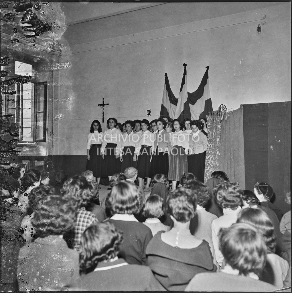 Un momento della commedia in esperanto messa in scena nella palestra della scuola di via Melzi d'Eril a Milano<br>215859