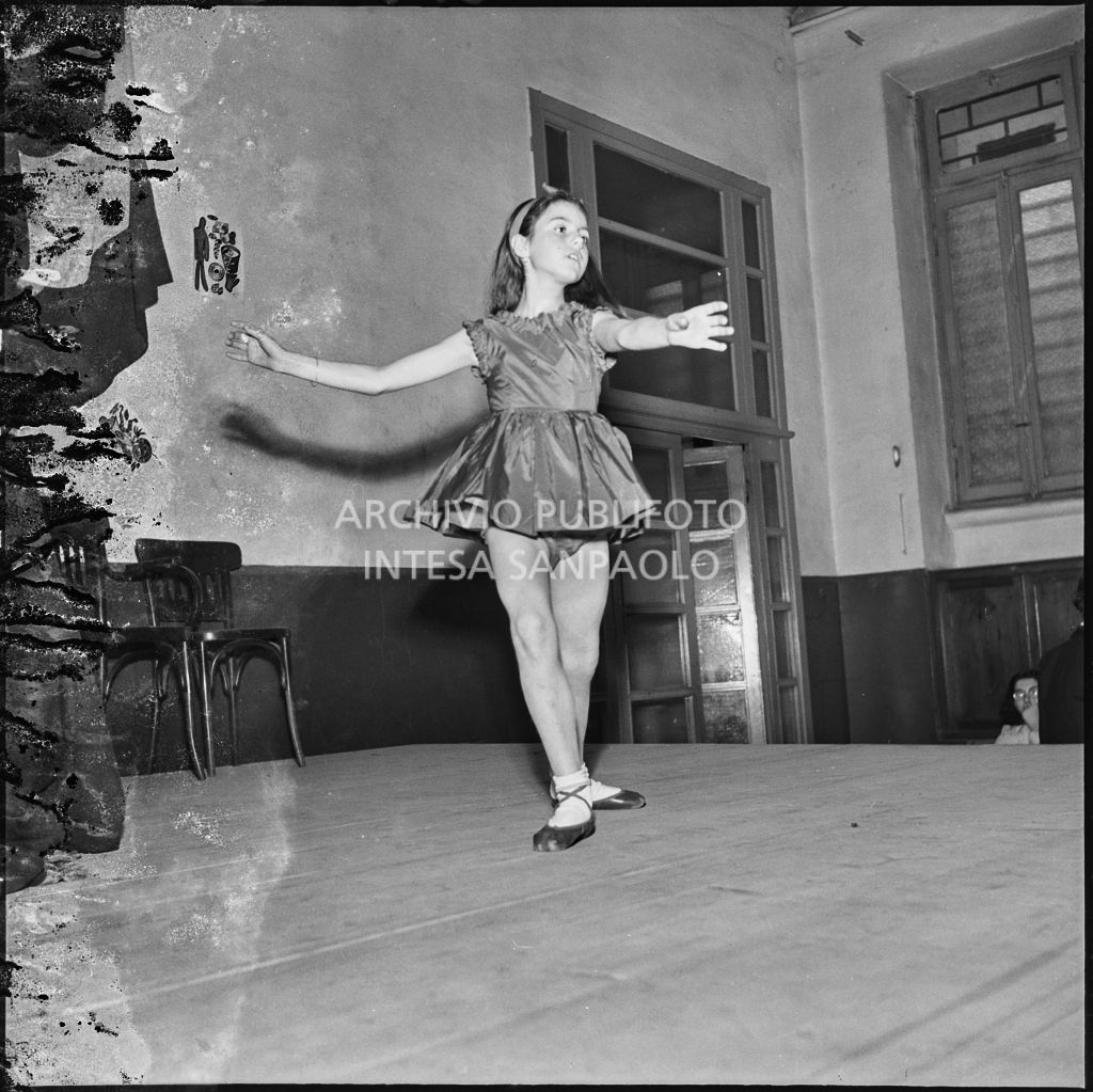 Balletto eseguito da una bambina durante la commedia in esperanto messa in scena nella palestra della scuola di via Melzi d'Eril a Milano<br>215860