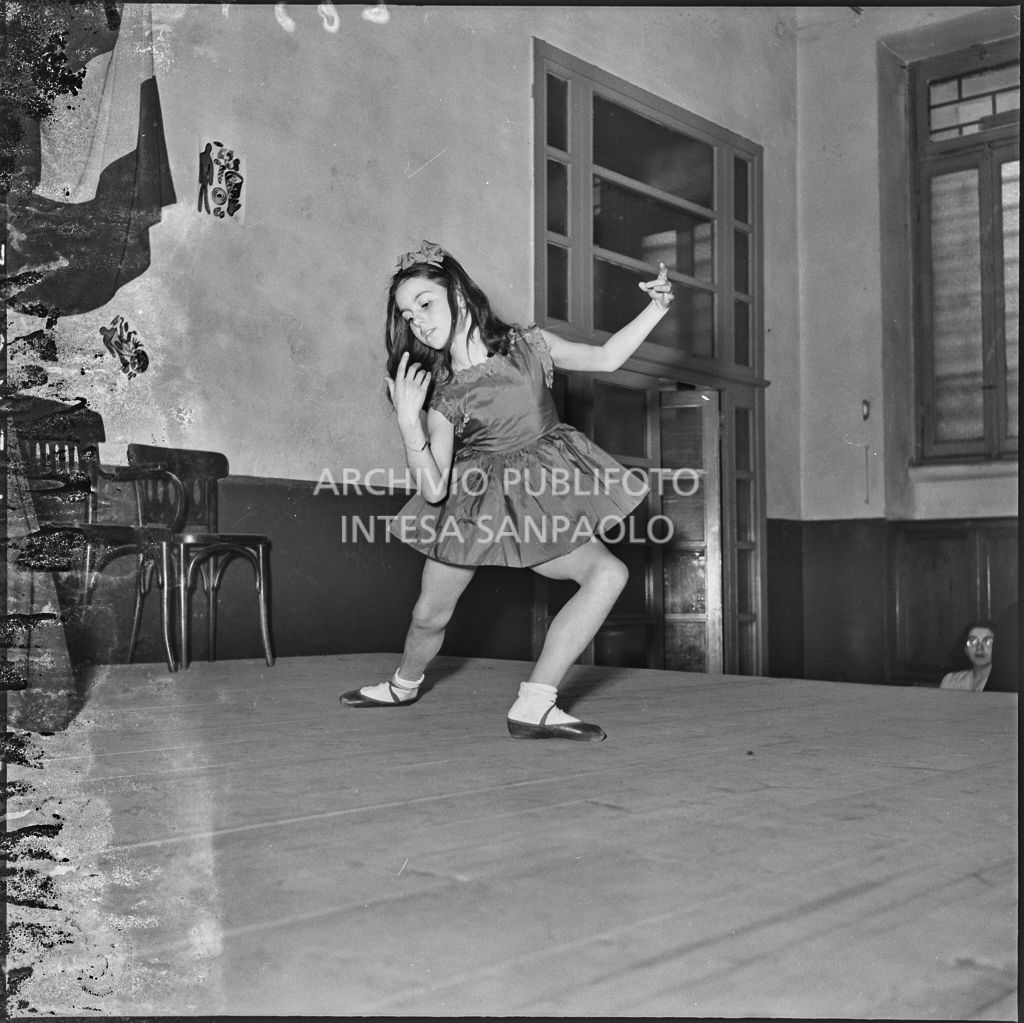 Balletto eseguito da una bambina durante la commedia in esperanto messa in scena nella palestra della scuola di via Melzi d'Eril a Milano<br>215861