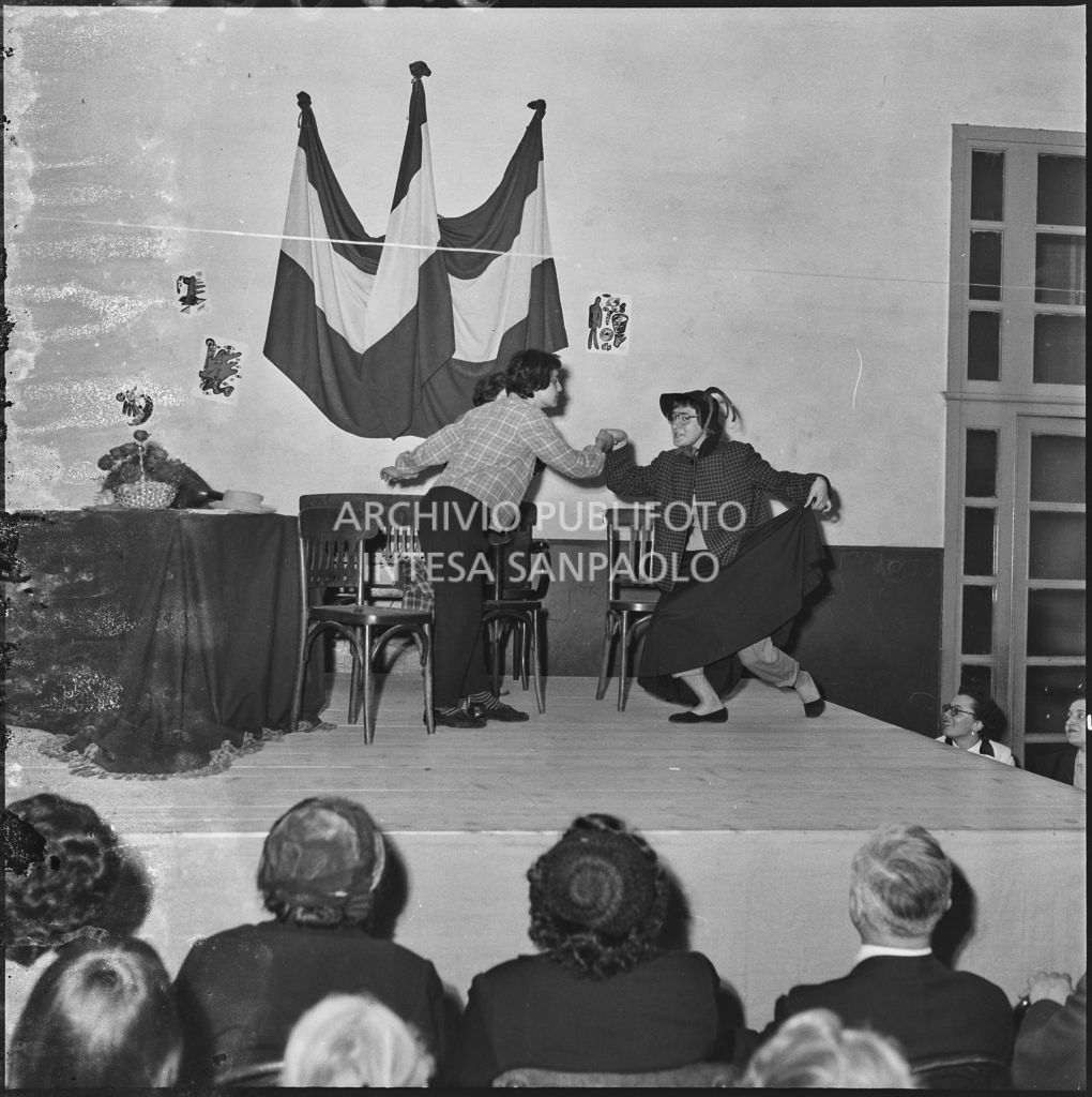Un momento della commedia in esperanto messa in scena nella palestra della scuola di via Melzi d'Eril a Milano<br>215862