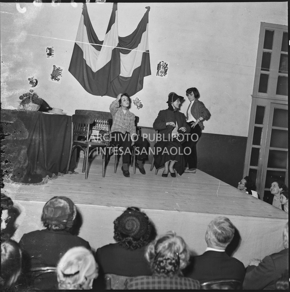 Un momento della commedia in esperanto messa in scena nella palestra della scuola di via Melzi d'Eril a Milano<br>215863
