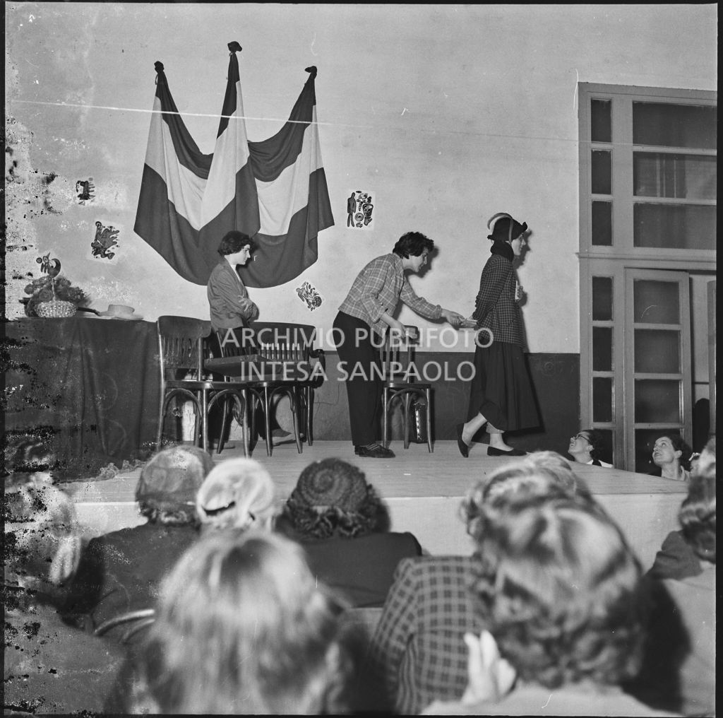 Un momento della commedia in esperanto messa in scena nella palestra della scuola di via Melzi d'Eril a Milano<br>215864
