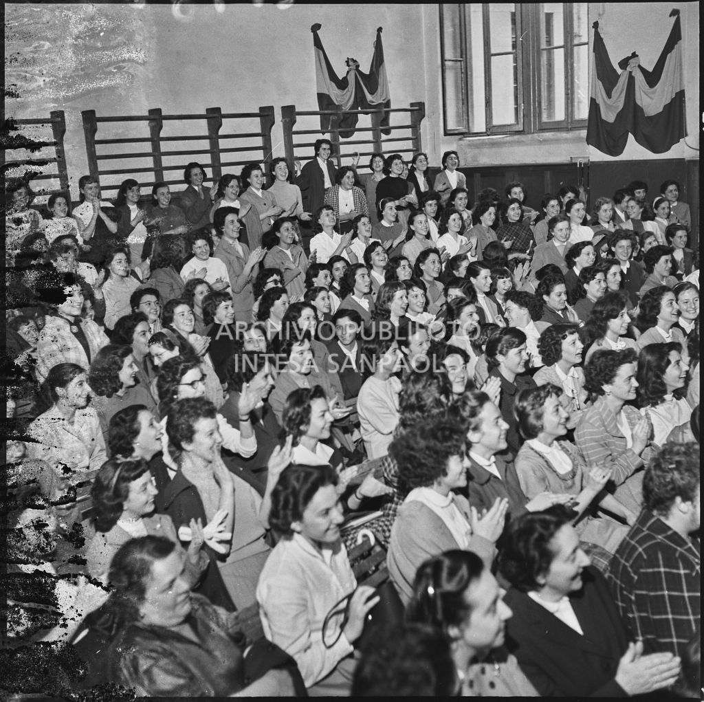 Vista sul pubblico della commedia in esperanto messa in scena nella palestra della scuola di via Melzi d'Eril a Milano<br>215865