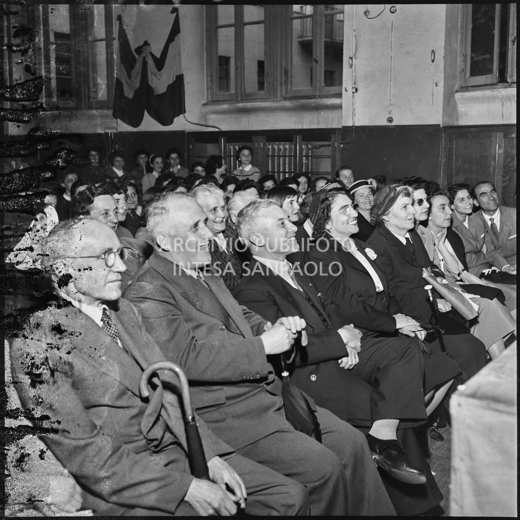 Vista sul pubblico della commedia in esperanto messa in scena nella palestra della scuola di via Melzi d'Eril a Milano<br>215866