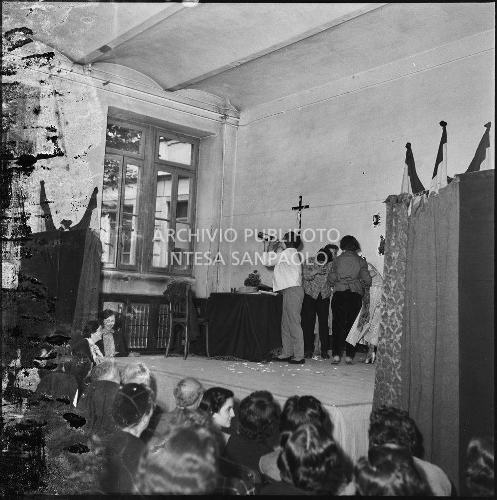 Vista sul pubblico e sul palcoscenico durane la commedia in esperanto messa in scena nella palestra della scuola di via Melzi d'Eril a Milano<br>215867