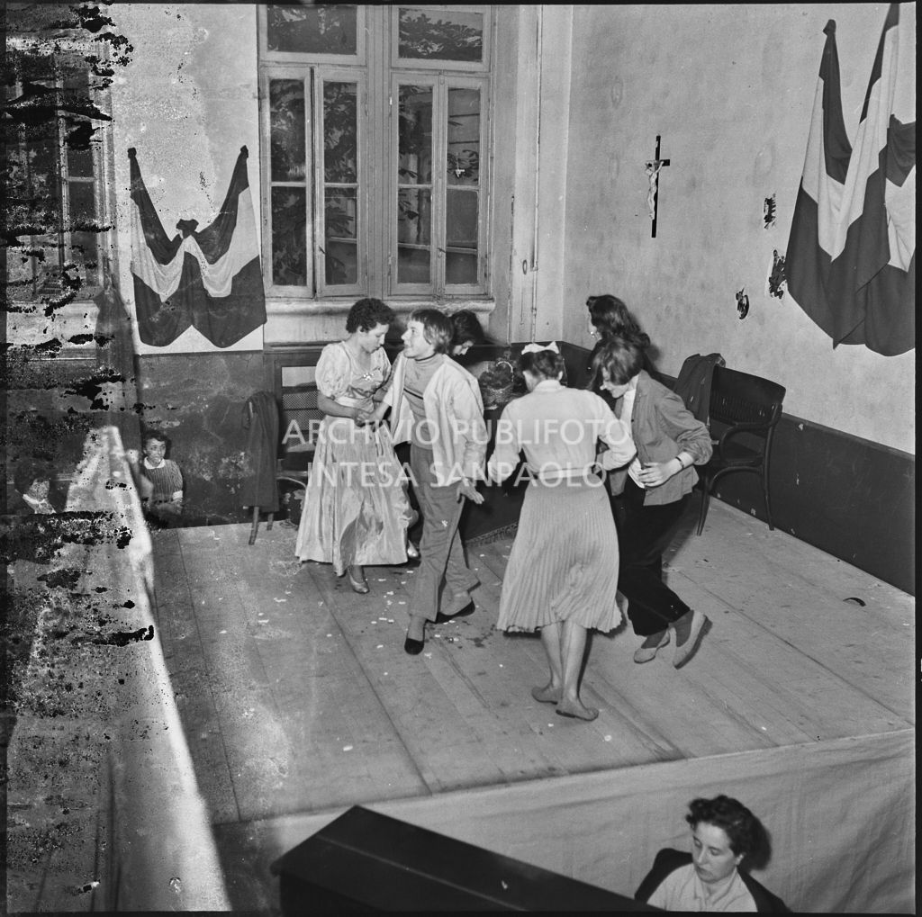 Un momento della commedia in esperanto messa in scena nella palestra della scuola di via Melzi d'Eril a Milano<br>215868