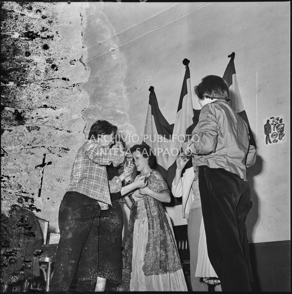 Un momento della commedia in esperanto messa in scena nella palestra della scuola di via Melzi d'Eril a Milano<br>215871