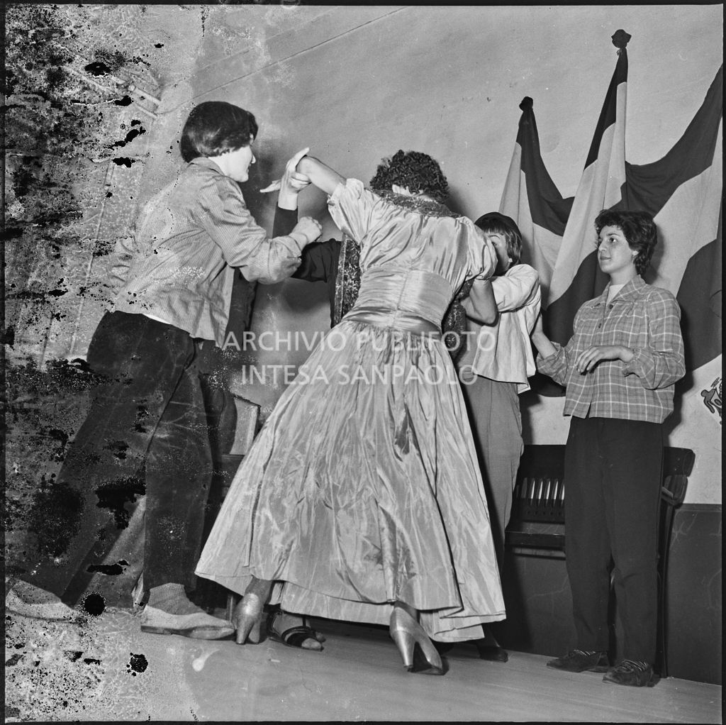 Un momento della commedia in esperanto messa in scena nella palestra della scuola di via Melzi d'Eril a Milano<br>215872