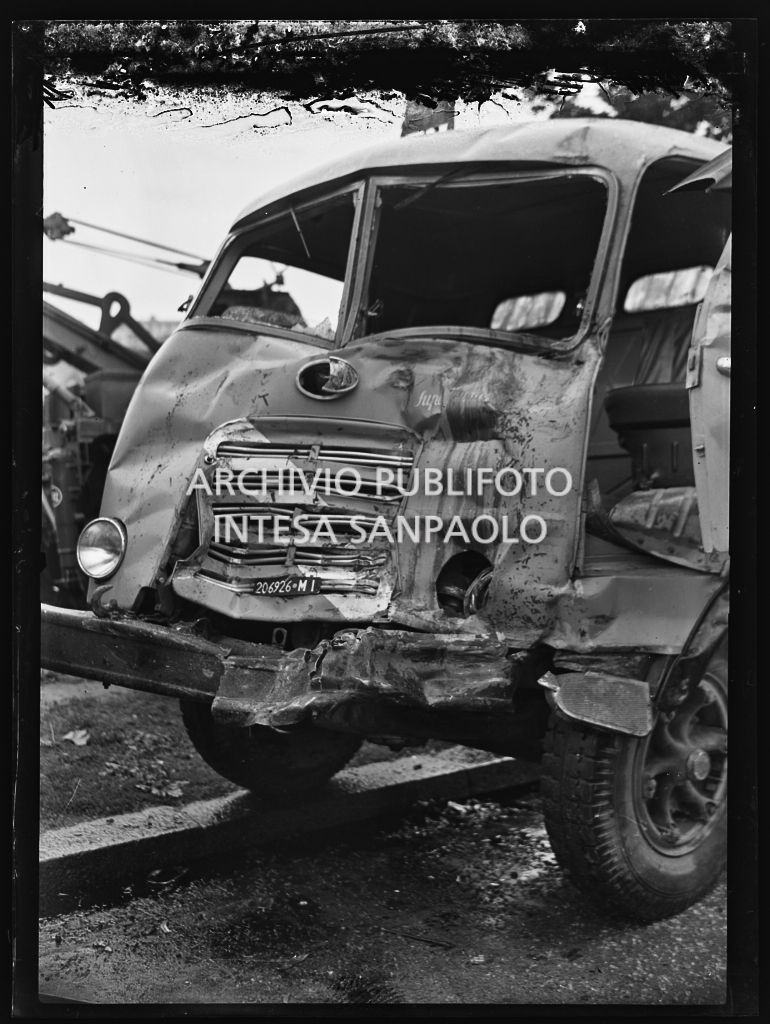 Danni subiti dal camion in seguito allo scontro con un pullman della linea Milano-Bergamo in viale Certosa a Milano<br>215873 bis