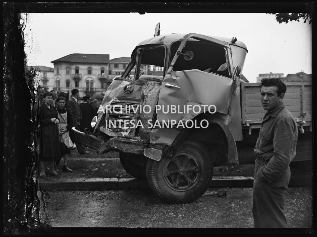Danni subiti dal camion in seguito allo scontro con un pullman della linea Milano-Bergamo in viale Certosa a Milano<br>215874 bis